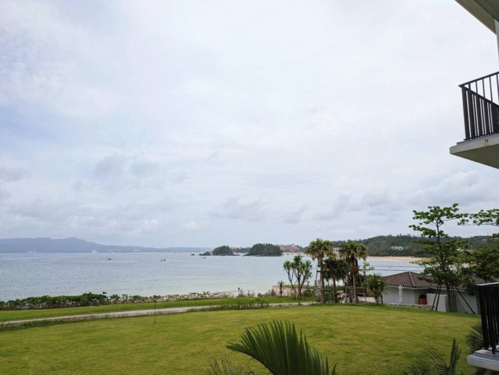 ハレクラニ沖縄_デラックスオーシャンビューキングルームからの景色